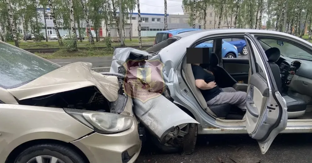 Последствия ДТП на Ленинградском проспекте в Ярославле
