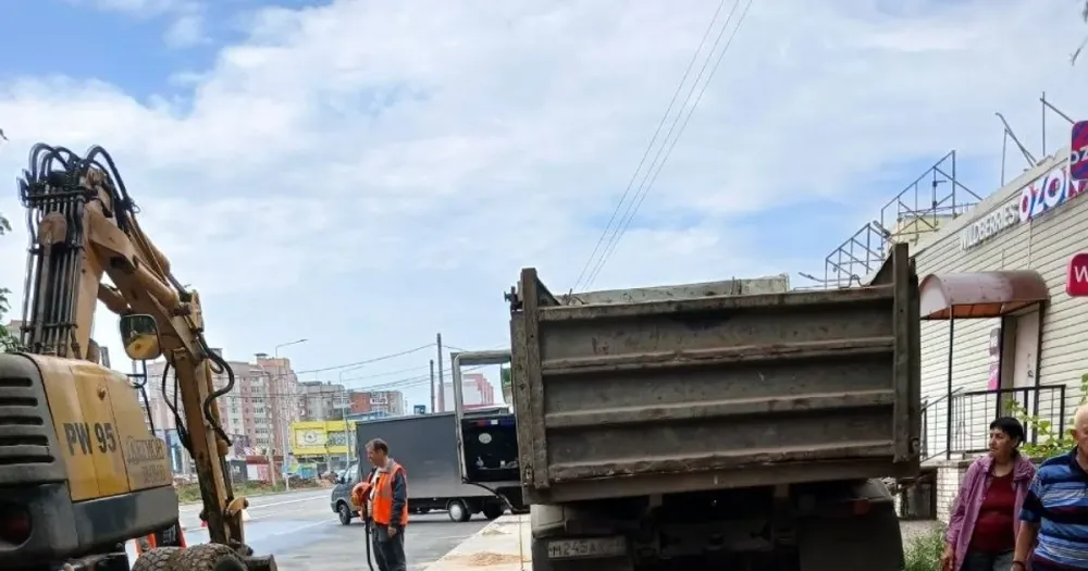 Разрытый асфальт и строительная техника на улице Панина в Ярославле во время ремонта