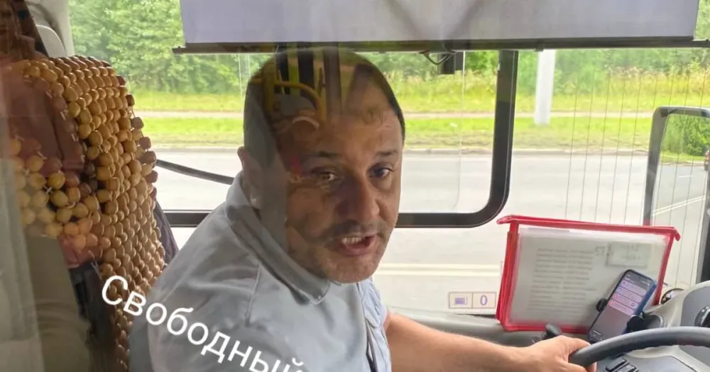 Автобусная остановка в Ярославле, люди ждут транспорт