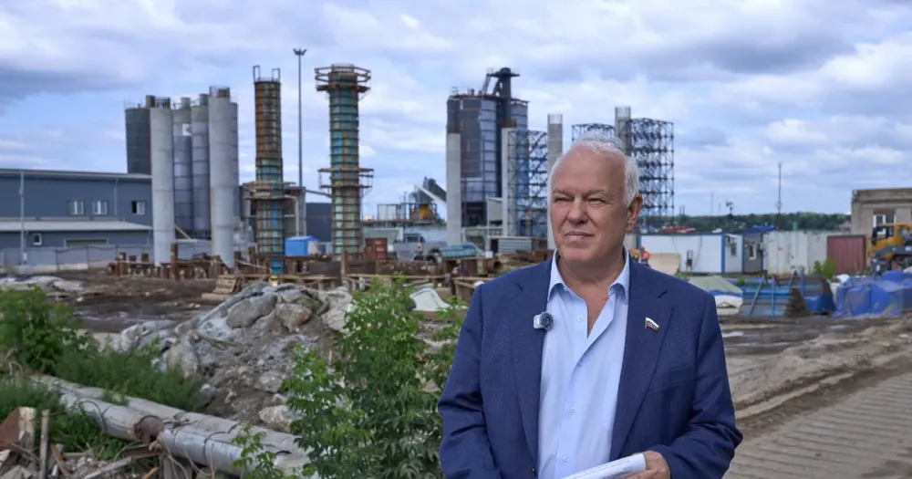 Депутат Госдумы Анатолий Грешневиков на фоне стройки Третьего моста в Ярославле