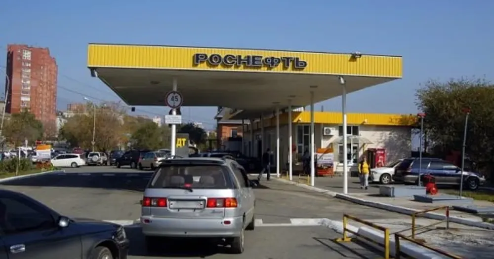 Автозаправочная станция в Ярославле с табличкой класса топлива