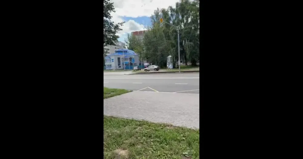Тёмно-синяя Лада на Тутаевском шоссе в Ярославле, место ДТП с собакой