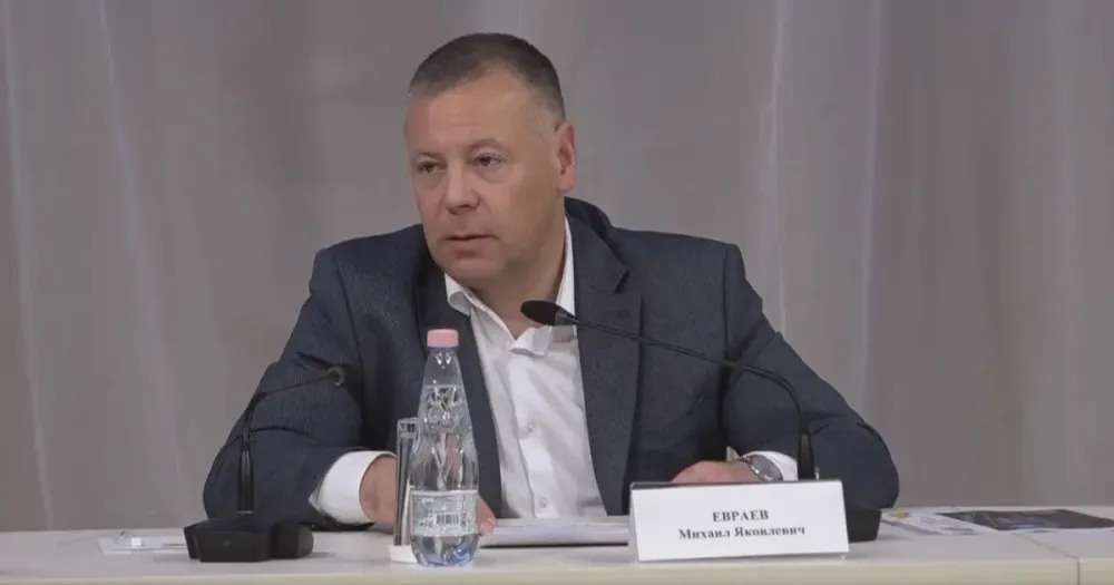 Купюры и монеты на фоне Ярославля, иллюстрация к статье о зарплатах