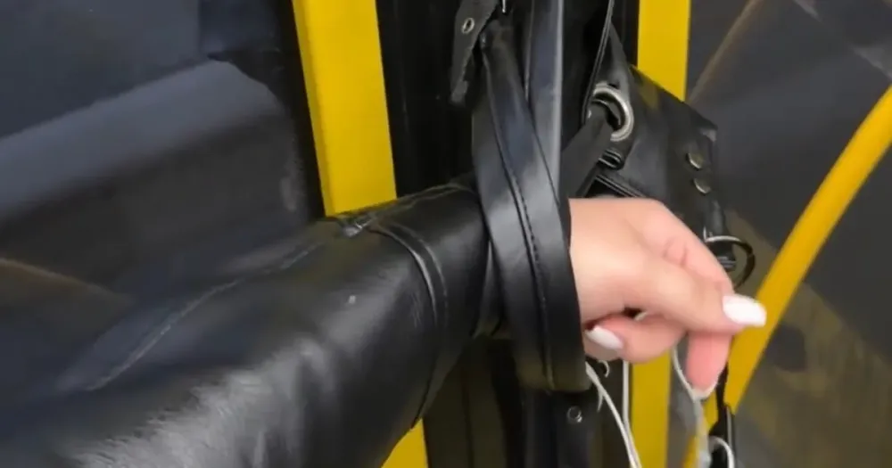 Пассажирка у дверей автобуса с зажатой сумкой на остановке в Ярославле