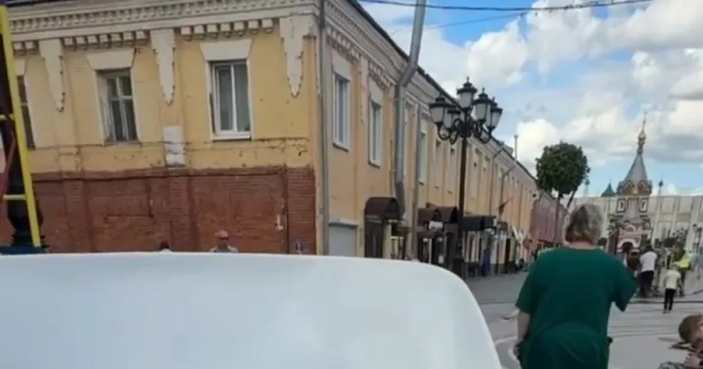 Треснувшее пластиковое кресло-маска на пешеходной улице Депутатской в Ярославле