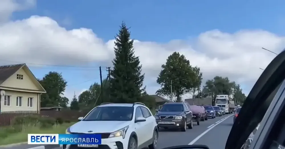Разбитые автомобили Citroen и Mitsubishi после столкновения на трассе в Первомайском округе
