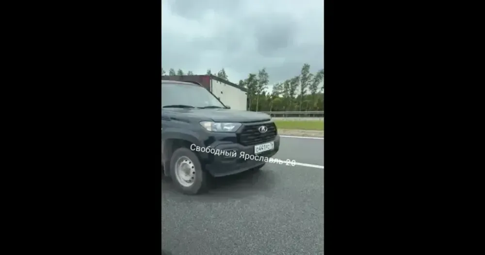 Место ДТП на трассе М-8 под Ростовом: поврежденный Renault Logan на обочине, рядом машины ДПС