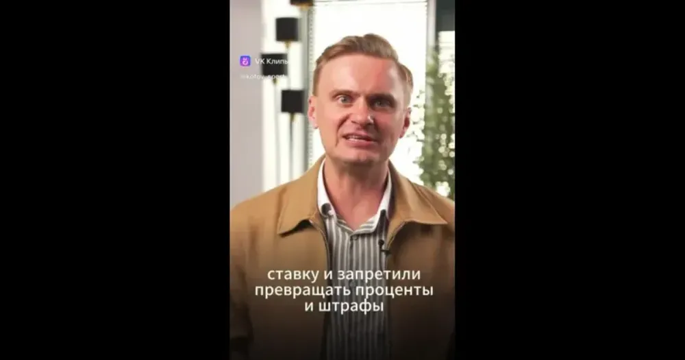 Калькулятор и стопка купюр на фоне офиса микрофинансовой организации в Ярославле