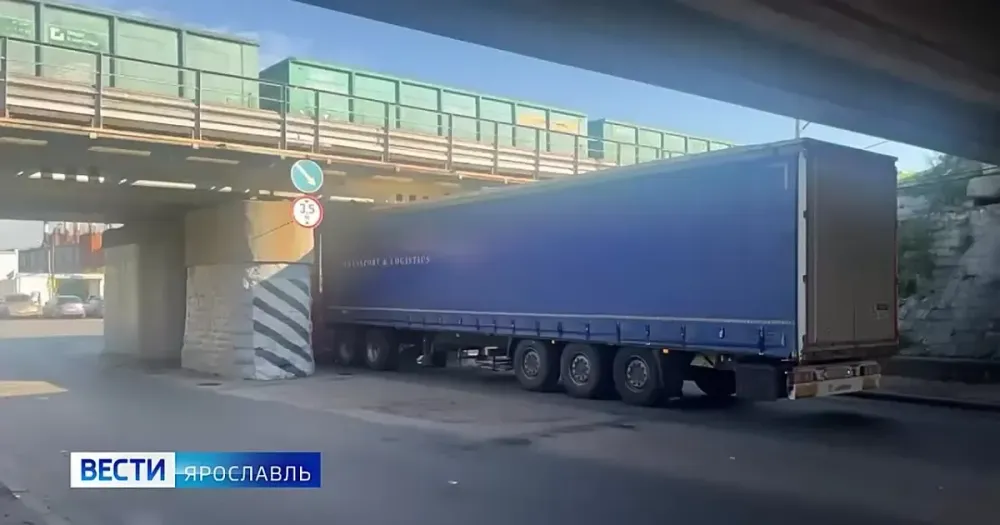 Фура застряла под мостом на Советской: водители штурмовали бордюры