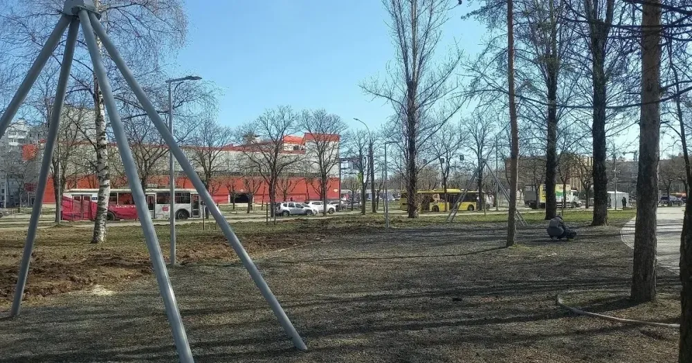 Сломанные качели на детской площадке в парке 30-летия Победы в Ярославле