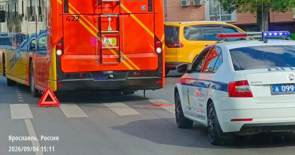 Новый троллейбус «Ольгерд» с поврежденным бортом на улице Ярославля