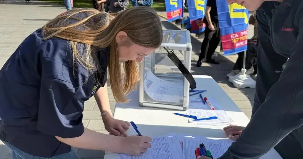 Стол с подписными листами и оранжевые флаги ЛДПР на Советской площади в Ярославле