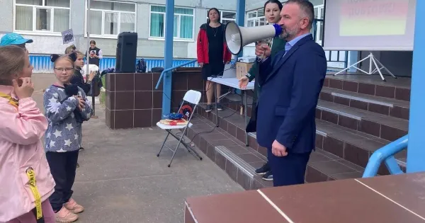 Депутат Андрей Власов на фоне здания областной Думы