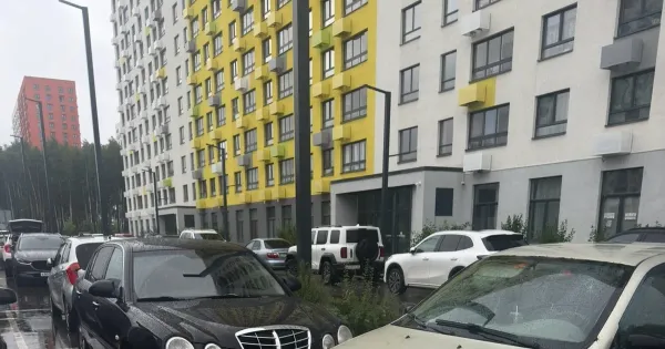 Заблокированная машина на парковке во дворе жилого дома в Ярославле