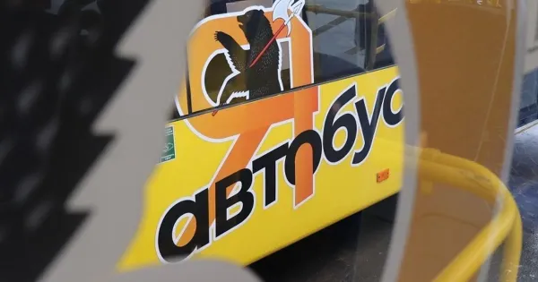 Автобус едет по улице Марголина в Ярославле, где ведутся дорожные работы