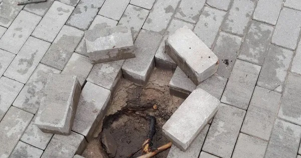 Провалившиеся участки тротуарной плитки у ДК «Гамма» в Ярославле