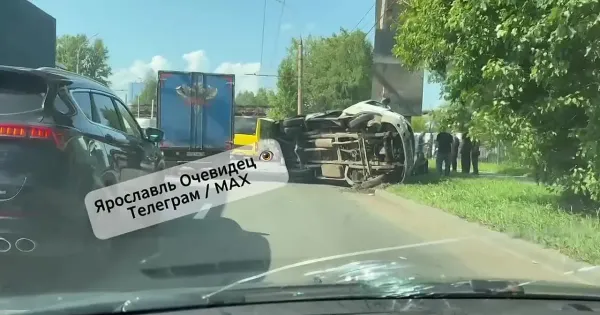 Место ДТП на проспекте Октября в Ярославле: разбитые автомобили, работа спасателей