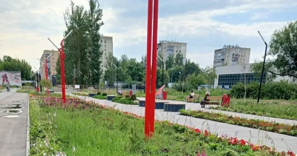 Неработающий фонтан и неухоженная территория аллеи Ткаченко в Ярославле