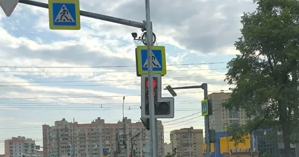 Металлический столбик, установленный на проезжей части перекрестка улиц Панина и Ленинградского проспекта в Ярославле