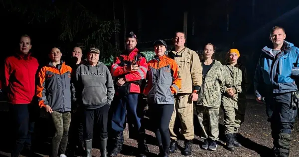 Волонтеры ищут пропавшего человека в лесу
