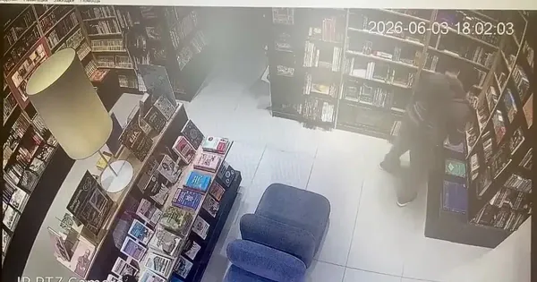 Витрина книжного магазина с колодами карт Таро