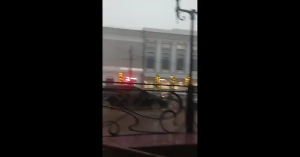 Затопленная улица Ярославля во время сильного ливня, автомобили частично погружены в воду.