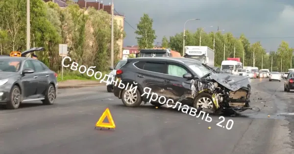 Последствия ДТП на окружной дороге Ярославля, поврежденные автомобили