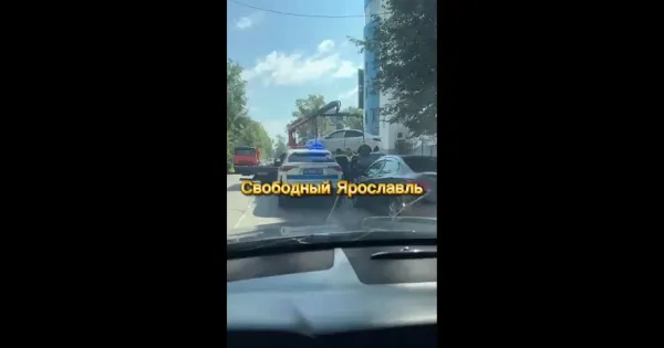 Припаркованные в два ряда автомобили на улице Лисицына в Ярославле, несмотря на запрещающие знаки.
