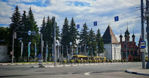 Автобус стоит на остановке, рядом инспектор ГИБДД проверяет документы водителя.