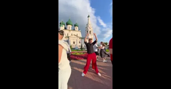 Молодые люди танцуют на Советской площади в Ярославле под громкую музыку