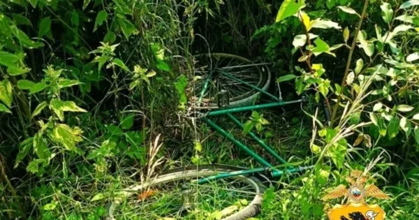 Полицейский показывает изъятый велосипед