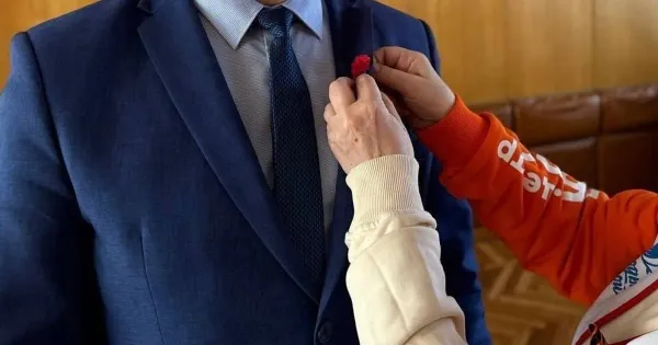 Символическое изображение весов правосудия, одна чаша которых перевешивает другую, на фоне российского флага и солдат.