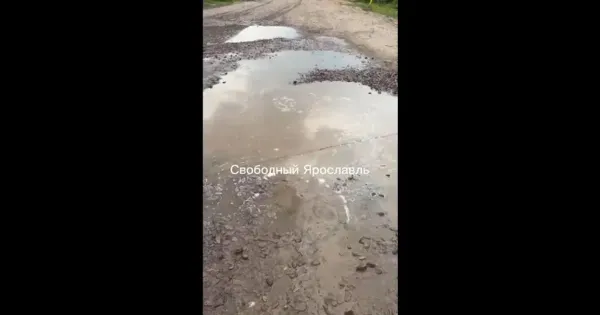 Разрытая улица с экскаватором после прорыва водопровода