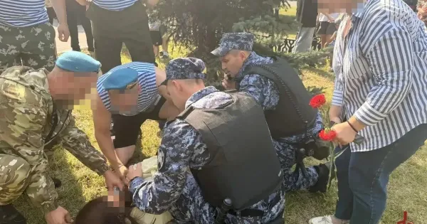 Сотрудники Росгвардии помогают женщине во время массового мероприятия