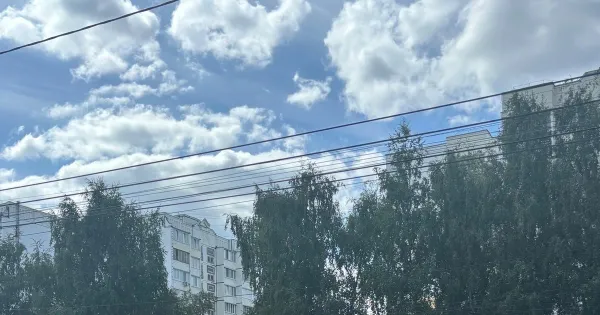 Новый троллейбус КамАЗ-62825 стоит на улице города