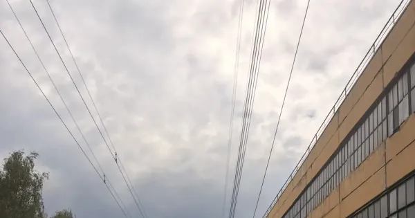 Очередь из автомобилей на АЗС в Ярославле летом 2026 года