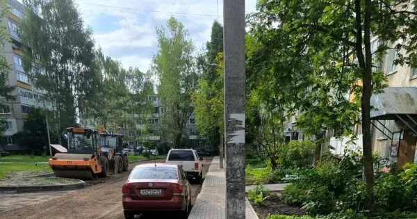 Фонарный столб, установленный посередине тротуара во дворе дома