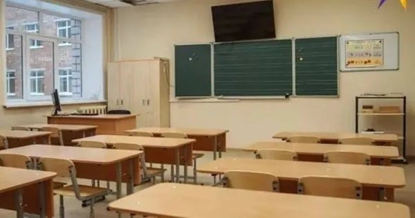 Школьники в классе на уроке в Ярославле, обсуждают новые правила поведения