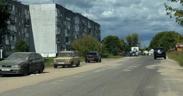 Дорога на улице Панфилова в Ярославле с песком и ямами