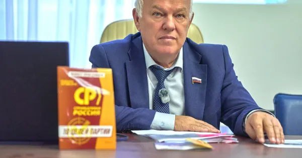 Пресс-конференция «Справедливой России» в Москве, депутат Анатолий Грешневиков выступает с трибуны