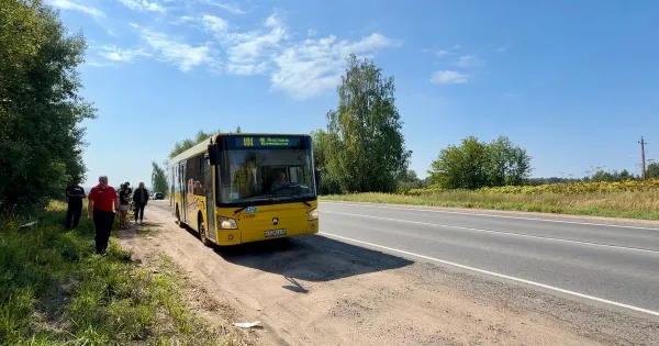 Жители деревень под Ярославлем рискуют жизнью, добираясь до остановки по трассе с фурами