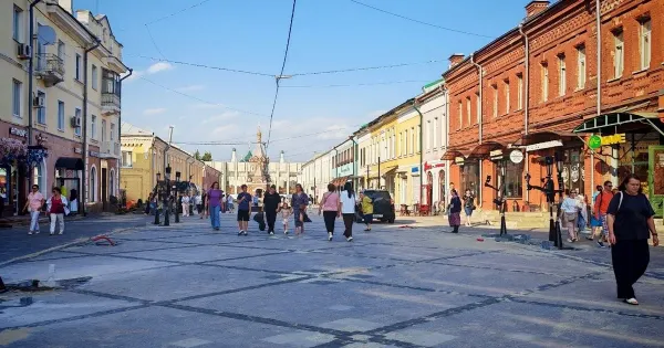 Пешеходная зона в центре Ярославля с недостроенными элементами благоустройства
