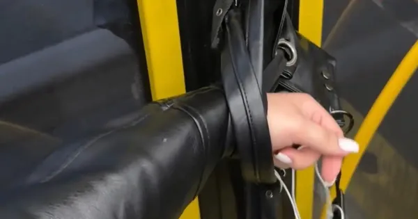 Пассажирка у дверей автобуса с зажатой сумкой на остановке в Ярославле