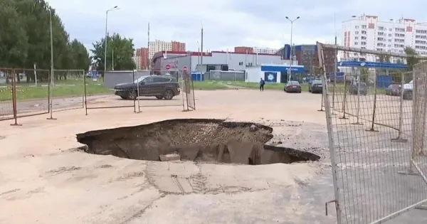 На проспекте Фрунзе в Ярославле образовался провал асфальта