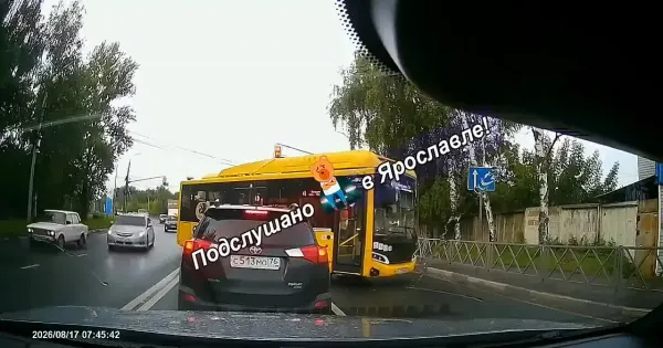 Утренний коллапс: автобус и легковушка заблокировали перекресток в Ярославле