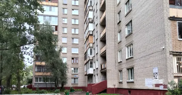 Жители улицы Панина в Ярославле с бутылями воды возле подъезда