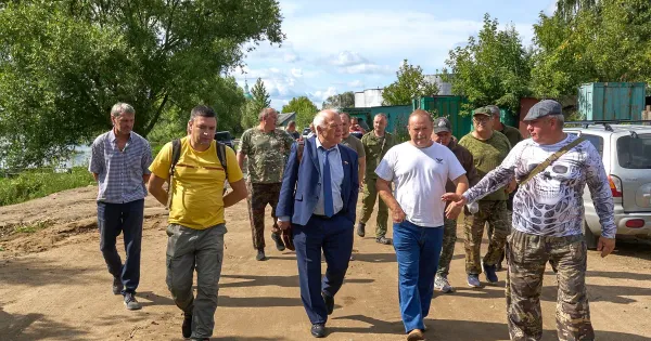 Депутат Госдумы Анатолий Грешневиков на берегу озера Неро в Ростове Великом
