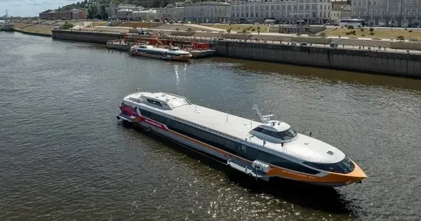 Скоростное судно «Метеор 120Р» на подводных крыльях у причала в Ярославле
