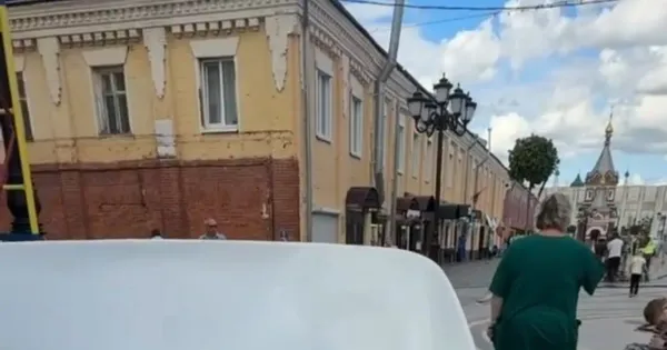 Треснувшее пластиковое кресло-маска на пешеходной улице Депутатской в Ярославле