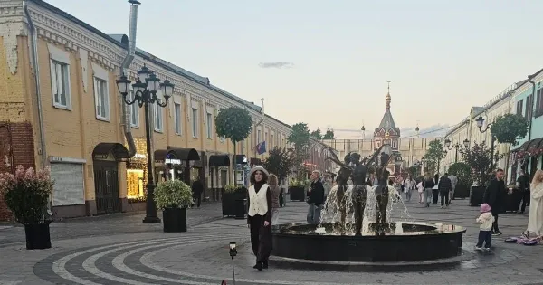 Картонная табличка с надписью маркером на столбе у арки дома на улице Свободы в Ярославле